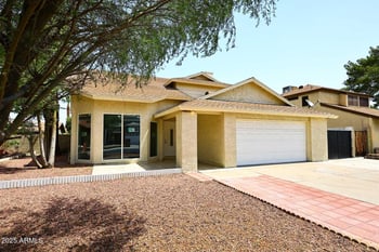 5320 Desert Hills Dr, Glendale, AZ 85304