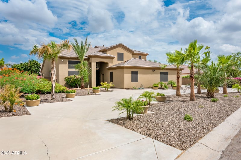 5322 Whispering Wind Dr, Glendale, AZ 85310