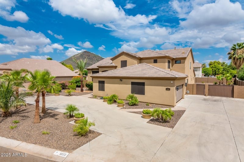 5322 Whispering Wind Dr, Glendale, AZ 85310