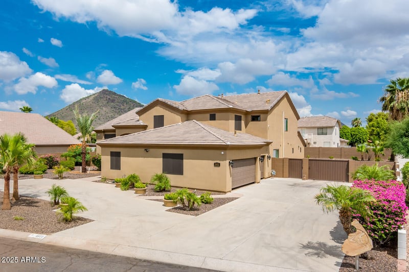 5322 Whispering Wind Dr, Glendale, AZ 85310