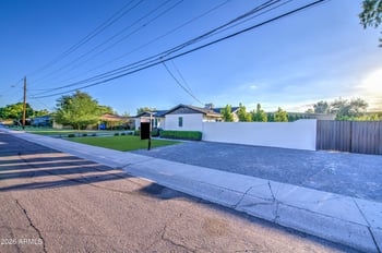 5330 N 18th St, Phoenix, AZ 85016
