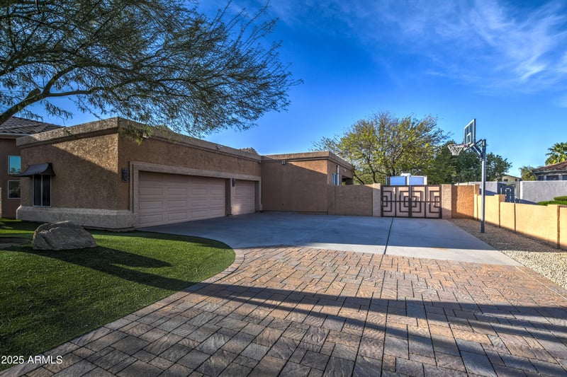 5332 Misty Willow Ln, Glendale, AZ 85310