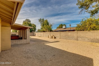 5338 Freeway Ln, Glendale, AZ 85302