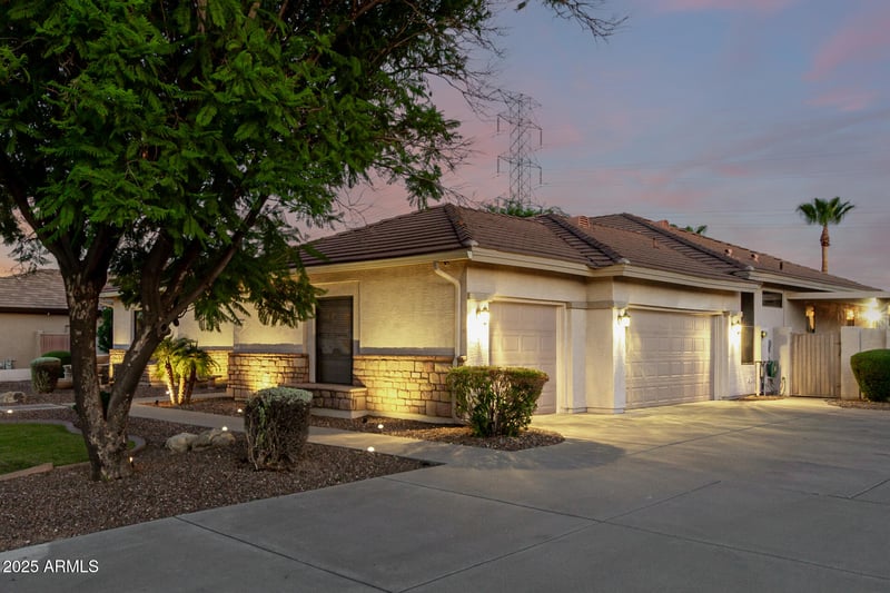 5343 Whispering Wind Dr, Glendale, AZ 85310