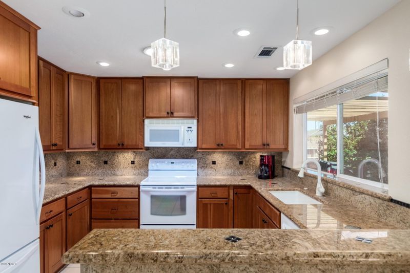 5349 W Freeway Ln, Glendale, AZ 85302