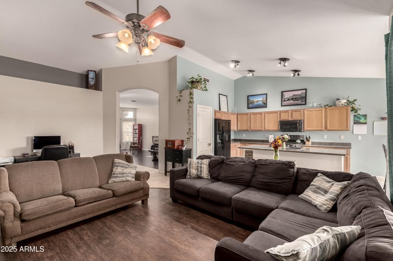 535 Michelle Dr, Phoenix, AZ 85023