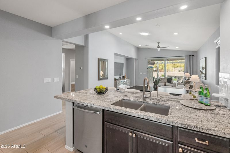 538 E Pasaro Dr, Phoenix, AZ 85085