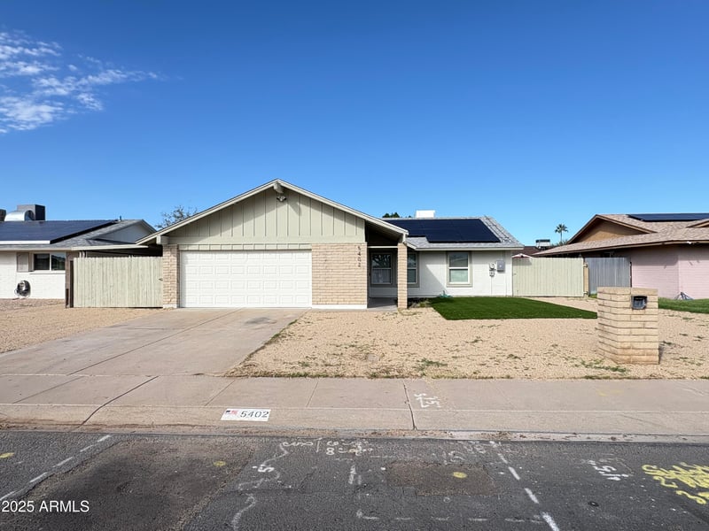 5402 Country Gables Dr, Glendale, AZ 85306