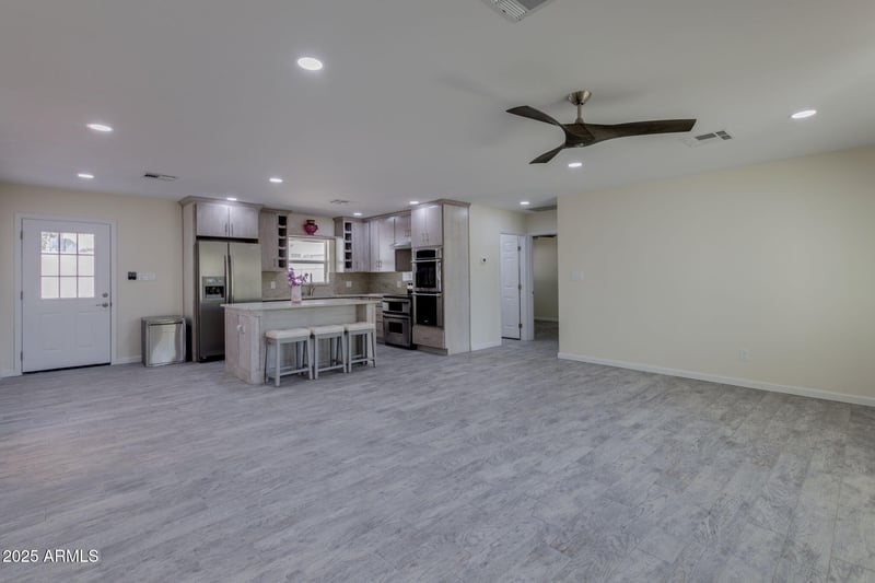542 Flynn Ln, Phoenix, AZ 85012