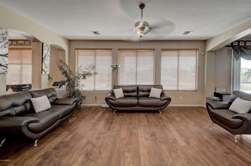5502 N 83rd Dr, Glendale, AZ 85305