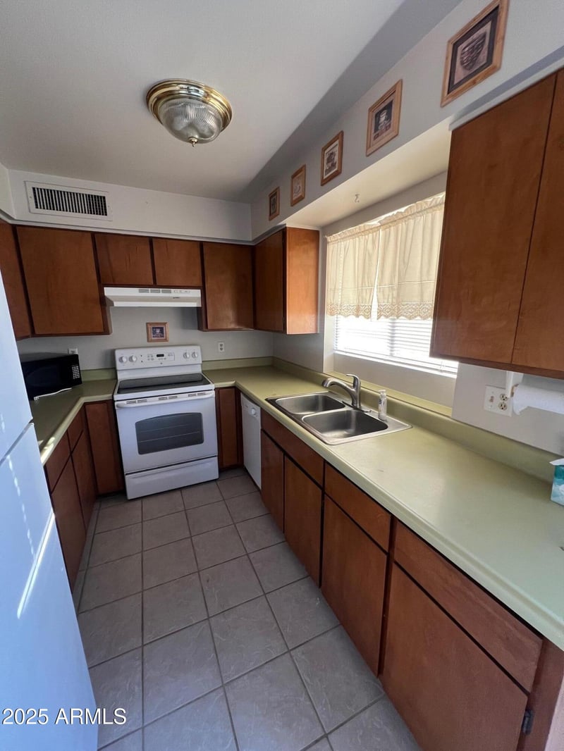 5518 Lindstrom Ln #B6, Mesa, AZ 85215