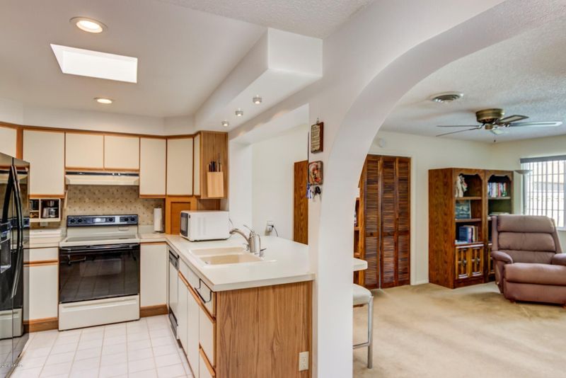 5542 W Hatcher Rd, Glendale, AZ 85302