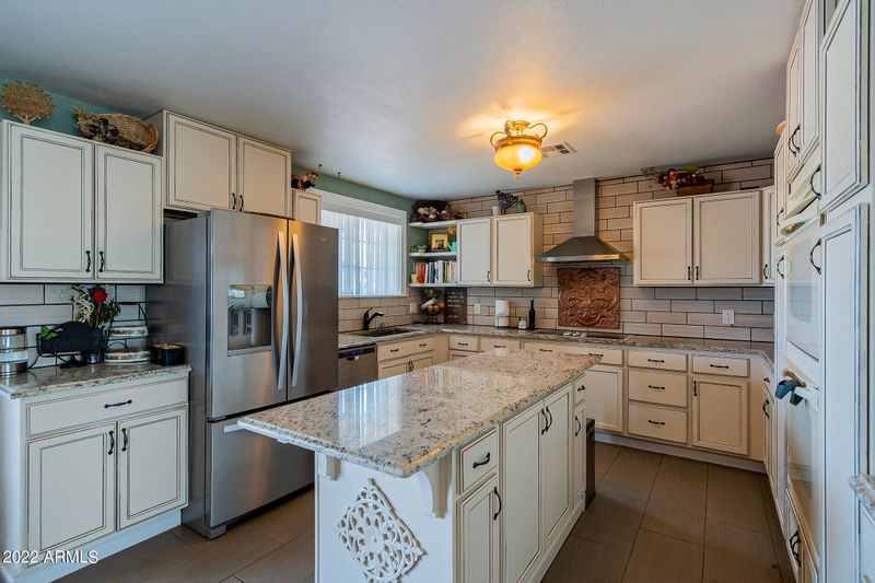 5546 N 62nd Dr, Glendale, AZ 85301