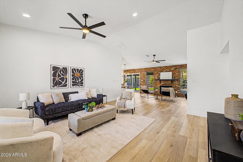 556 W Kiva Ave, Mesa, AZ 85210