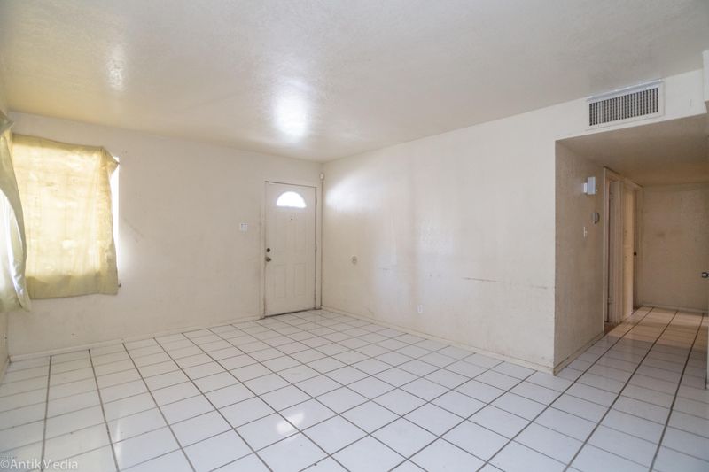 5602 N 62nd Ave, Glendale, AZ 85301