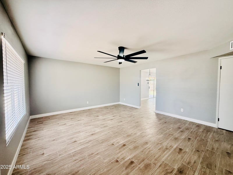 5607 73rd Ave, Glendale, AZ 85303
