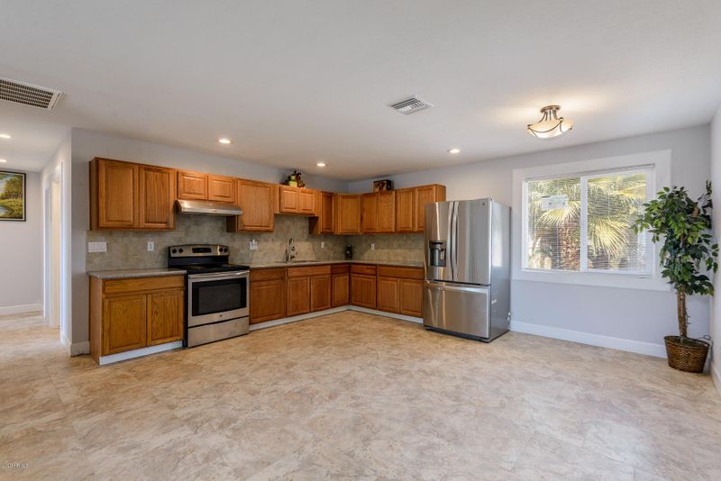 5610 N 63rd Dr, Glendale, AZ 85301