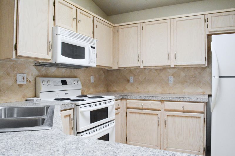 5629 S 42nd St, Phoenix, AZ 85040