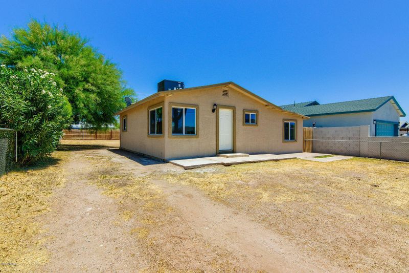 565 S Main Dr, Apache Junction, AZ 85120