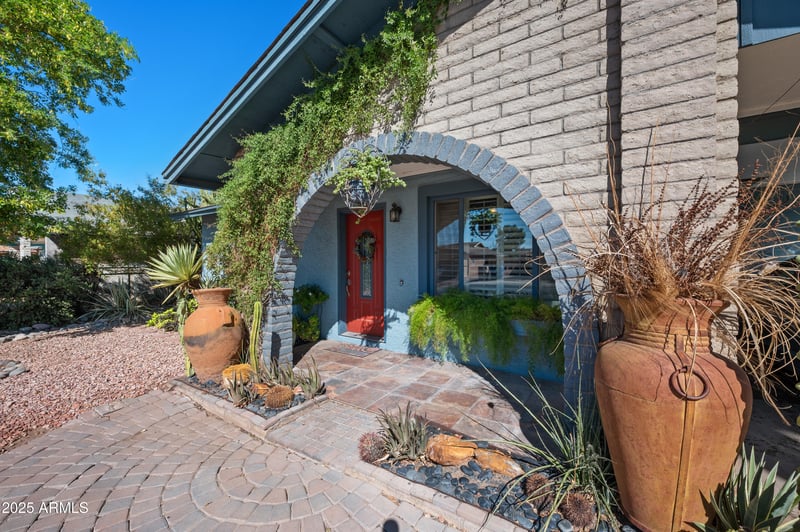 5657 46th St, Phoenix, AZ 85040
