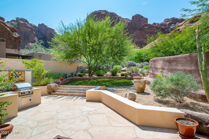 5670 N Echo Canyon Dr, Phoenix, AZ 85018