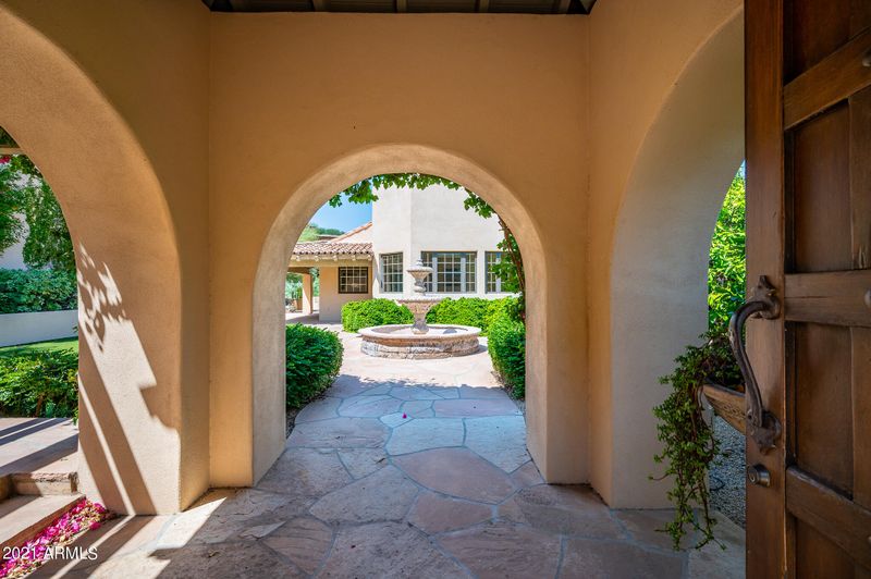 5670 N Echo Canyon Dr, Phoenix, AZ 85018