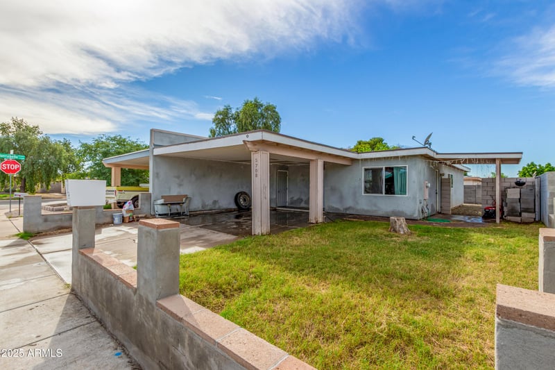 5708 68th Dr, Glendale, AZ 85303