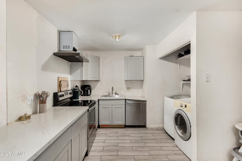 5708 68th Dr, Glendale, AZ 85303