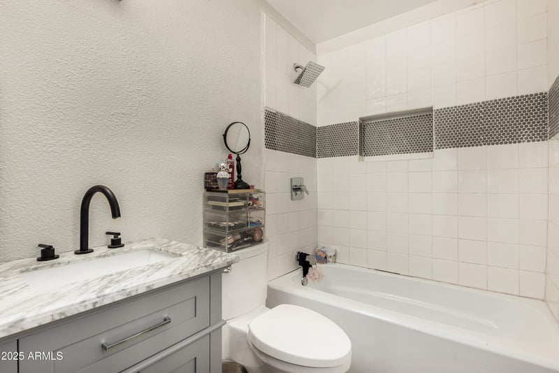 5708 68th Dr, Glendale, AZ 85303