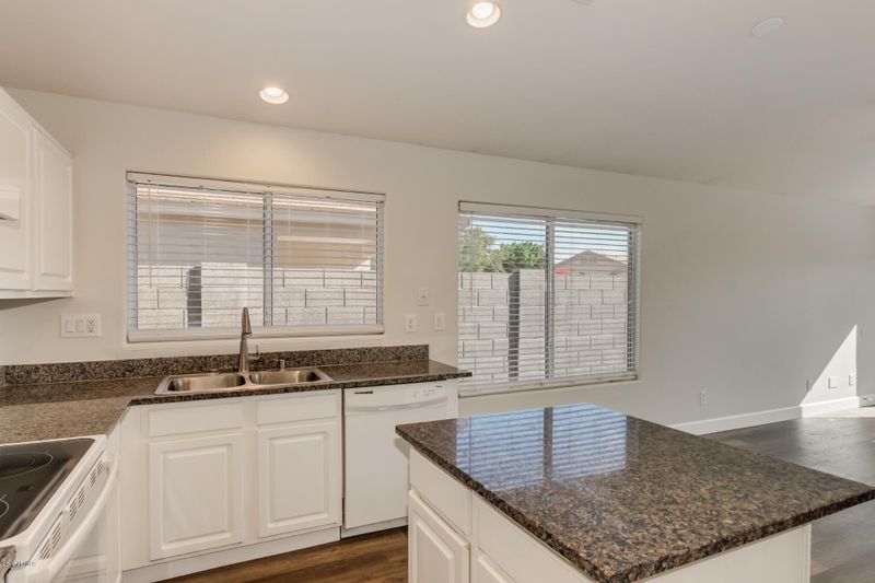 5709 E Garnet Cir, Mesa, AZ 85206