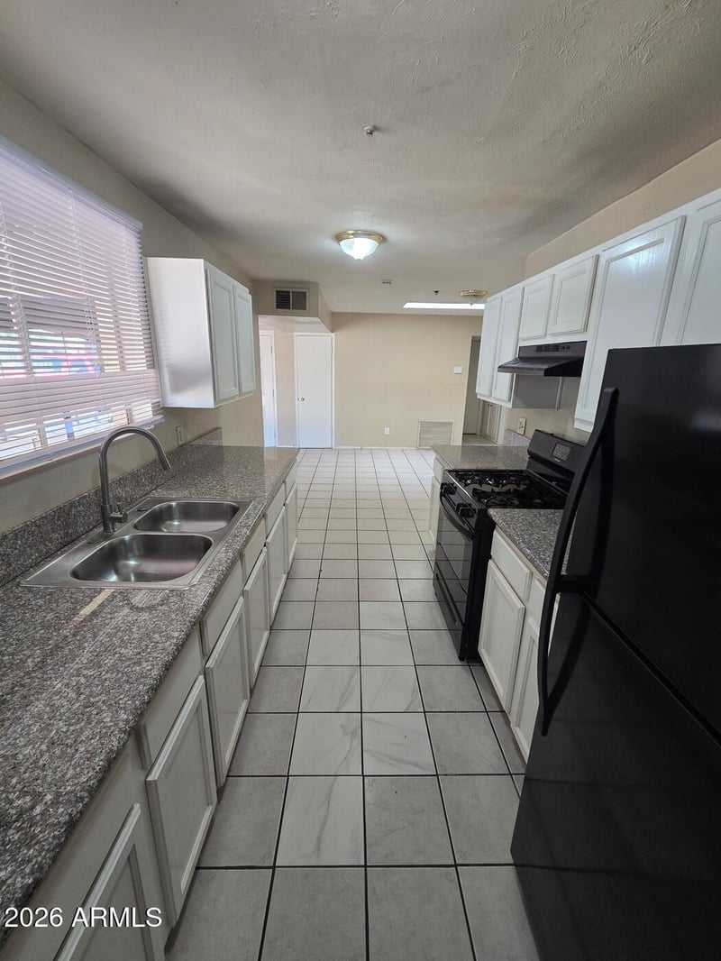 5717 W Heatherbrae Dr, Phoenix, AZ 85031