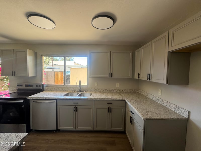 5723 44th Ln, Glendale, AZ 85301