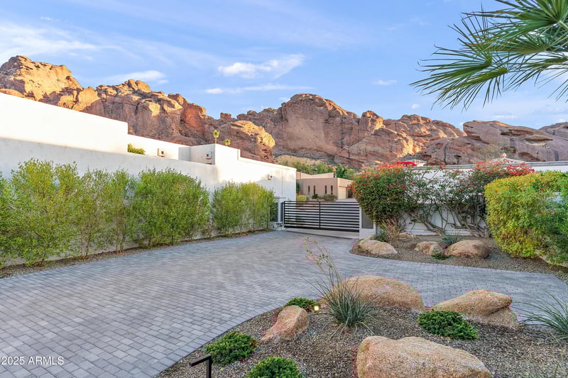 5724 Echo Canyon Dr, Phoenix, AZ 85018