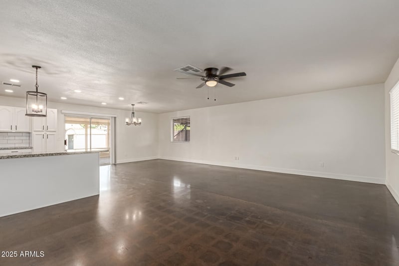 5732 63rd Dr, Glendale, AZ 85301