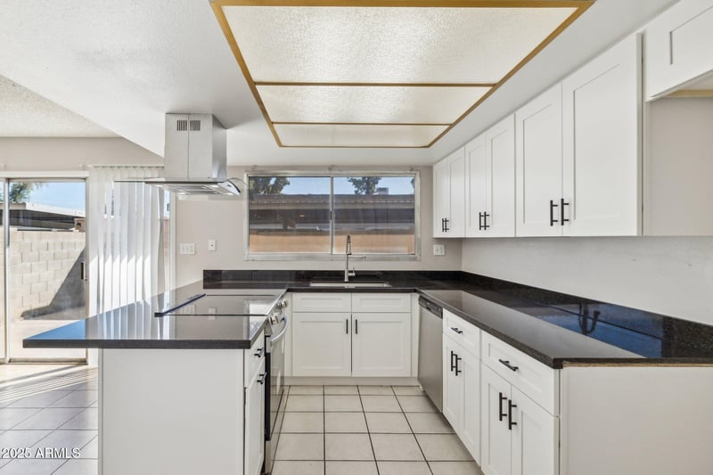 5742 43rd Dr, Glendale, AZ 85301