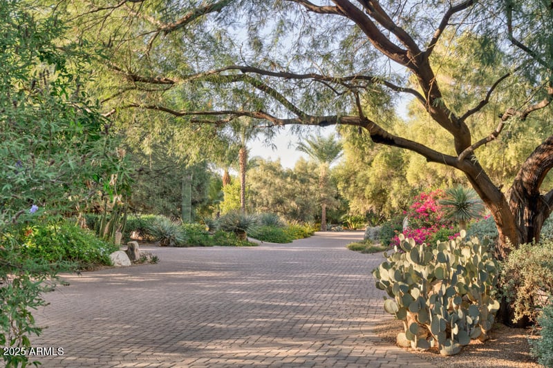 5747 Mockingbird Ln, Paradise Valley, AZ 85253