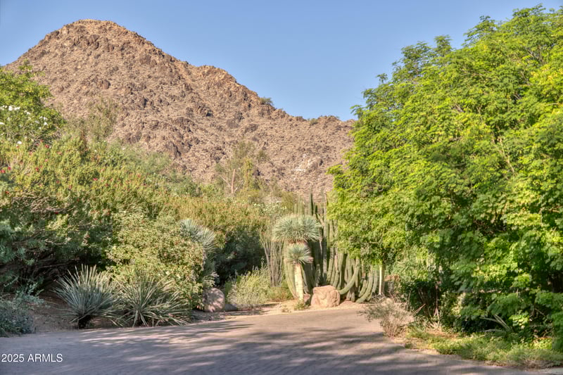 5747 Mockingbird Ln, Paradise Valley, AZ 85253