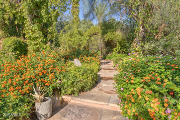 5747 Mockingbird Ln, Paradise Valley, AZ 85253