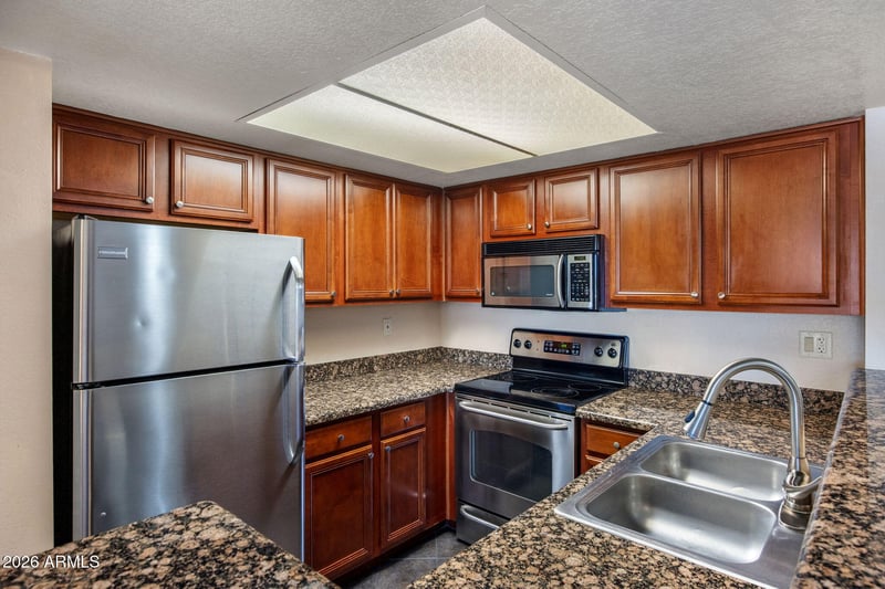 5757 Eugie Ave #2027, Glendale, AZ 85304