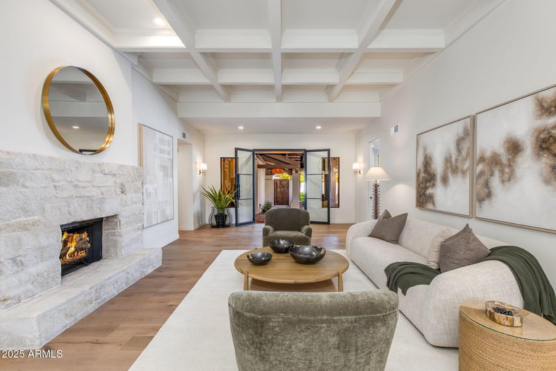 5800 Echo Canyon Ln, Phoenix, AZ 85018