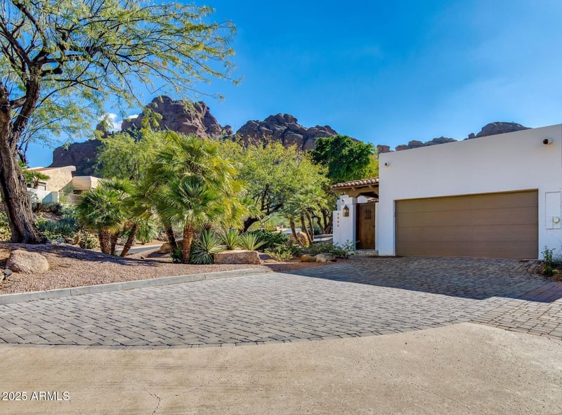 5800 Echo Canyon Ln, Phoenix, AZ 85018