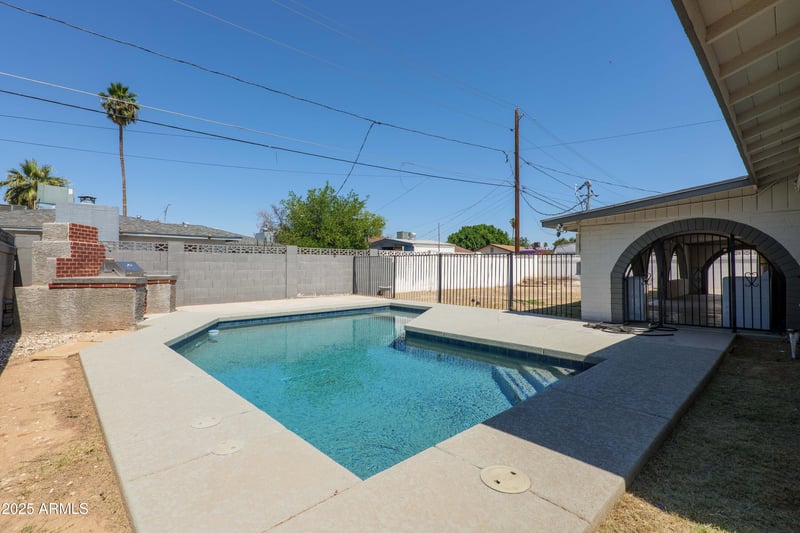 5802 61st Dr, Glendale, AZ 85301