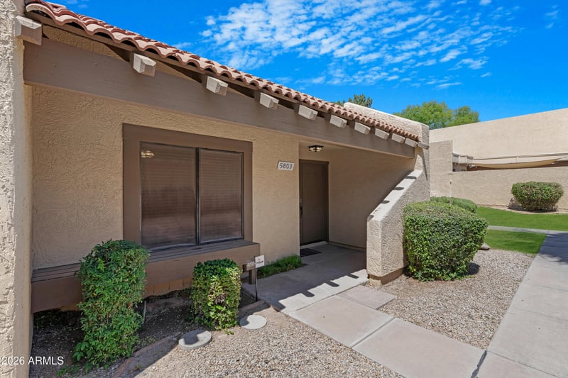 5803 W Gelding Dr, Glendale, AZ 85306