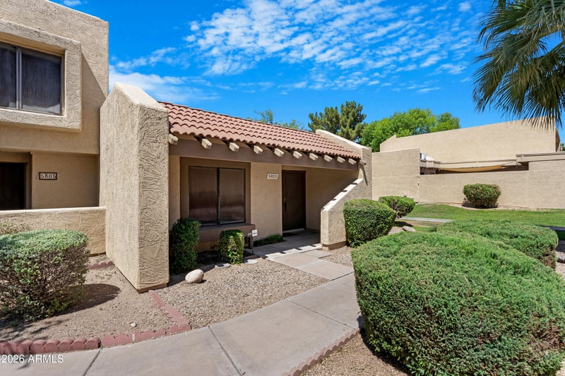5803 W Gelding Dr, Glendale, AZ 85306