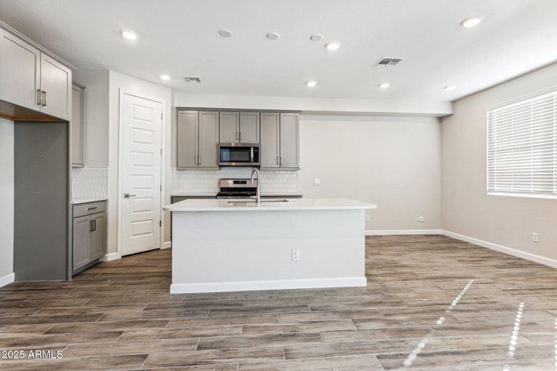 5819 E Covey Ln, Phoenix, AZ 85054