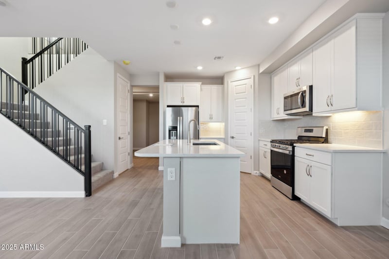 5822 Zachary Dr, Phoenix, AZ 85054