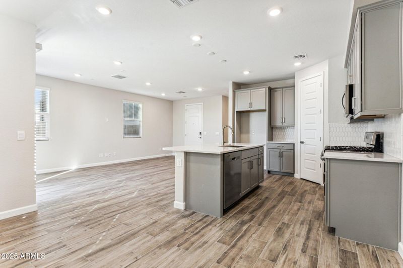 5828 E Covey Ln, Phoenix, AZ 85054