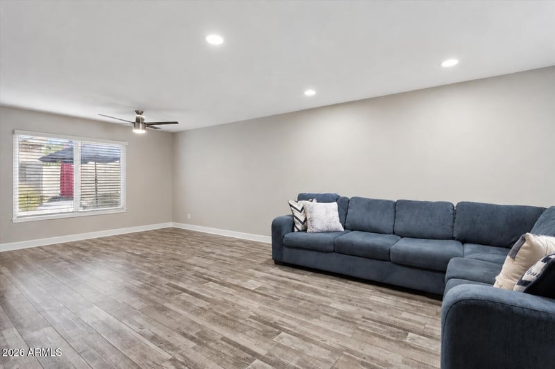 5836 W Winchcomb Dr, Glendale, AZ 85306