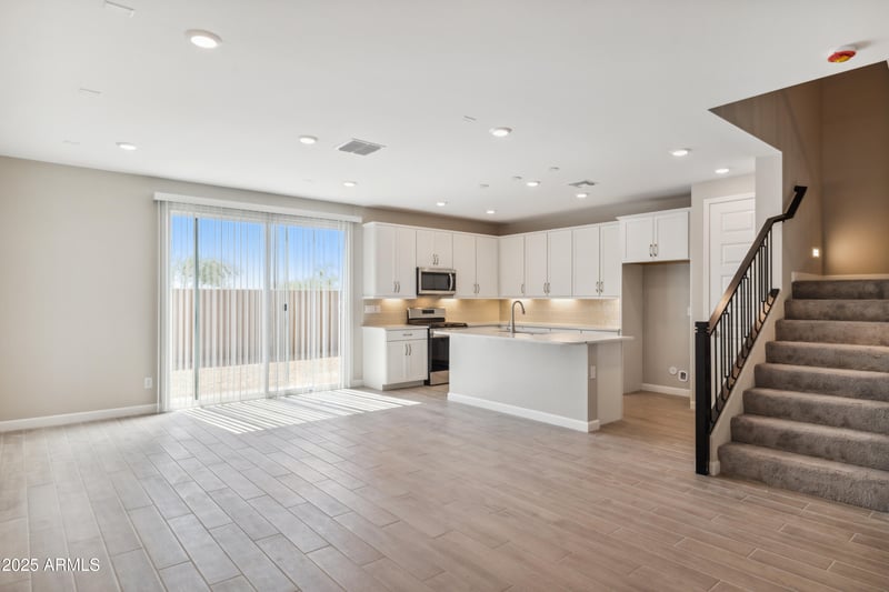 5842 Zachary Dr, Phoenix, AZ 85054