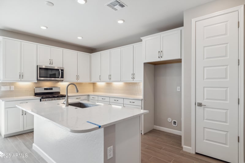 5842 Zachary Dr, Phoenix, AZ 85054